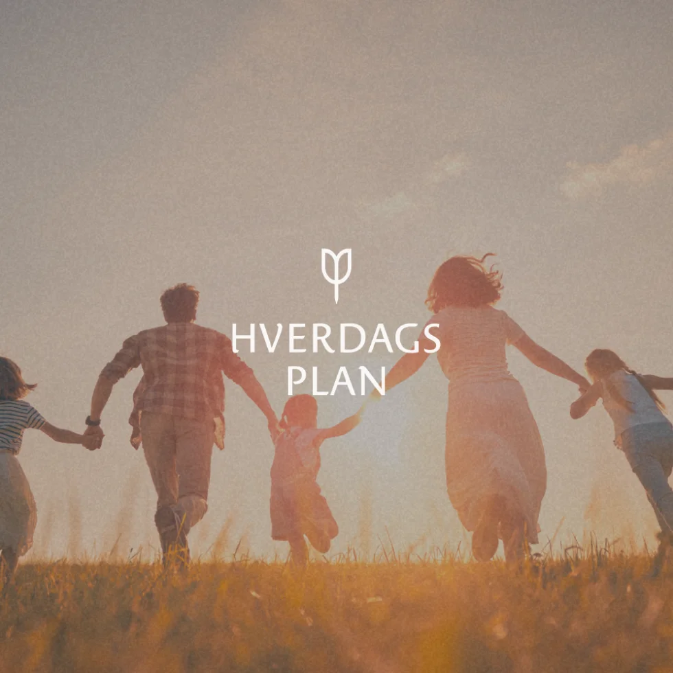 Familie som holder hender i solnedgang for Hverdagsplan.